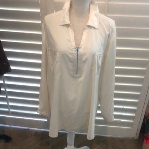 Chico’s pullover white tunic. Two pockets on chest. Adjustable sleeves. Basic